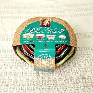 Pioneer woman measuring cups poinsettia print, kitchenware bakeware